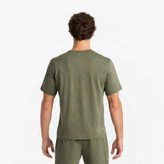 Versatile Short sleeve in het groen gedragen achterzijde